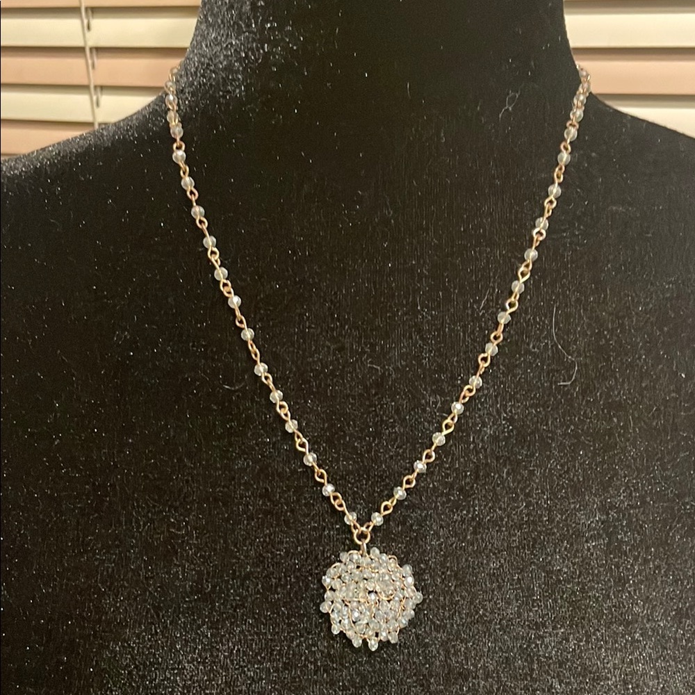 Elegant Gold and Crystal Necklace